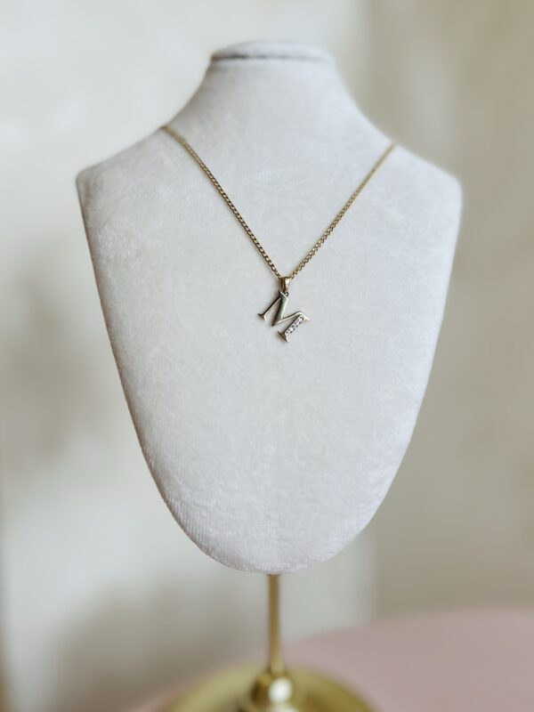 Cadena letra M en oro 10k